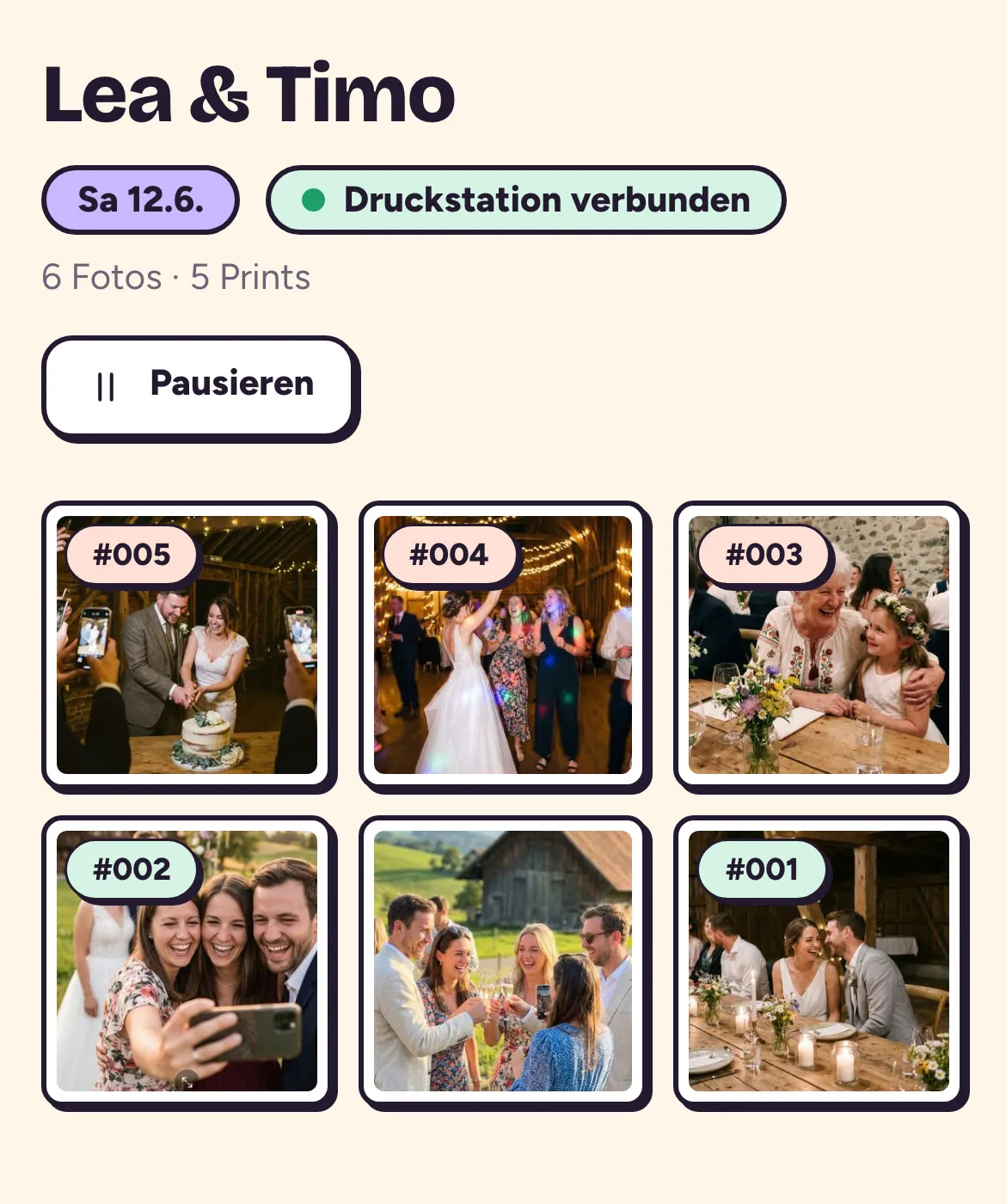 Die Ansicht des Brautpaars: sechs Fotos der Gäste mit ihren Abholnummern, darüber «Druckstation verbunden»