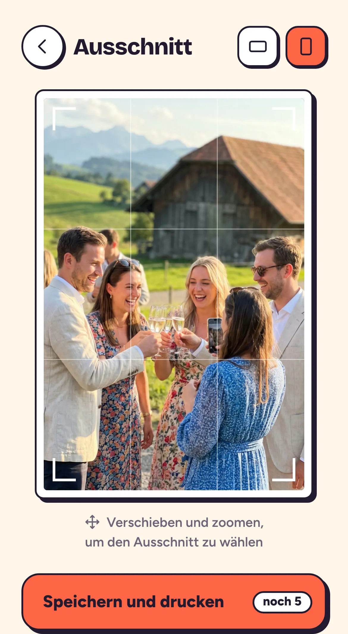 Die App in einem verspielten Design: ein Foto vom Apéro im Rahmen für den Ausschnitt, darunter «Speichern und drucken»