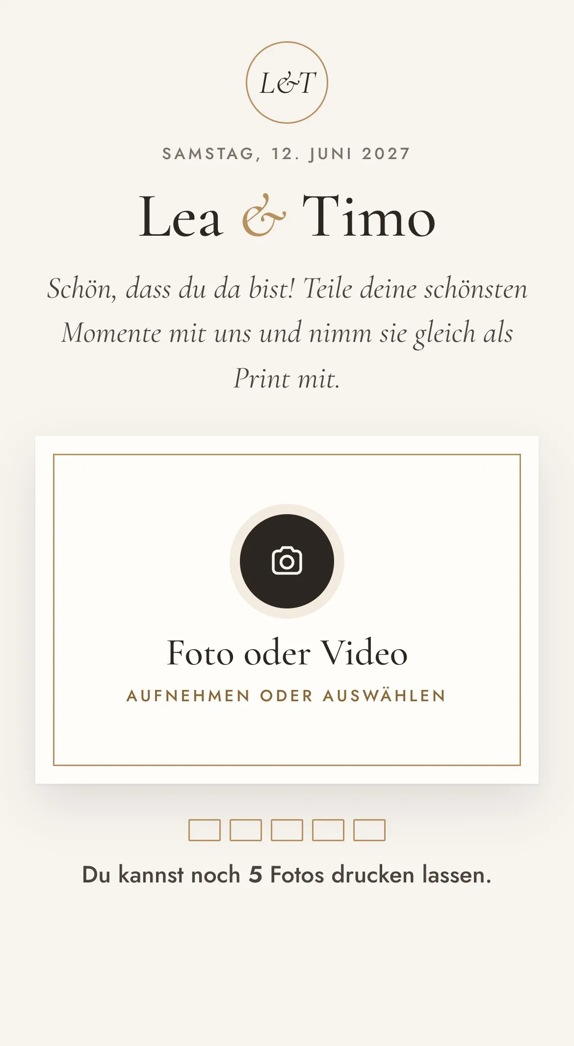 Die App in einem edlen Design: die Seite der Hochzeit von Lea und Timo mit dem runden Knopf «Foto oder Video, aufnehmen oder auswählen»